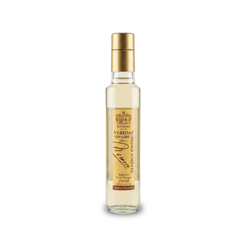 Flasche weißer Balsamico-Essig auf weißem Hintergrund – edler Essig für Feinschmecker und Küche